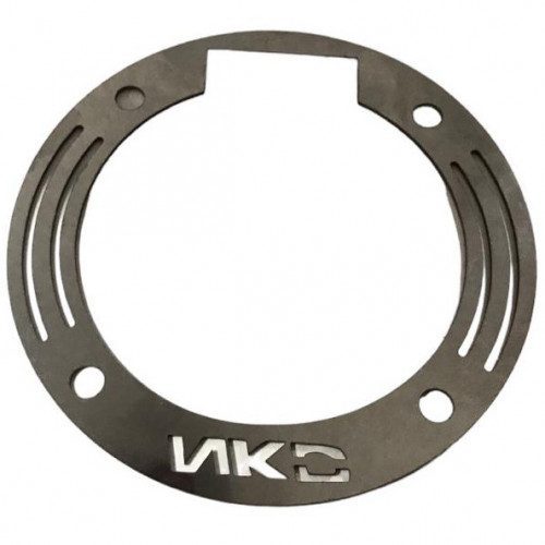 EMBLEMA TAPA GASOLINA AKT NKD 125 ACERO INOXIDABLE